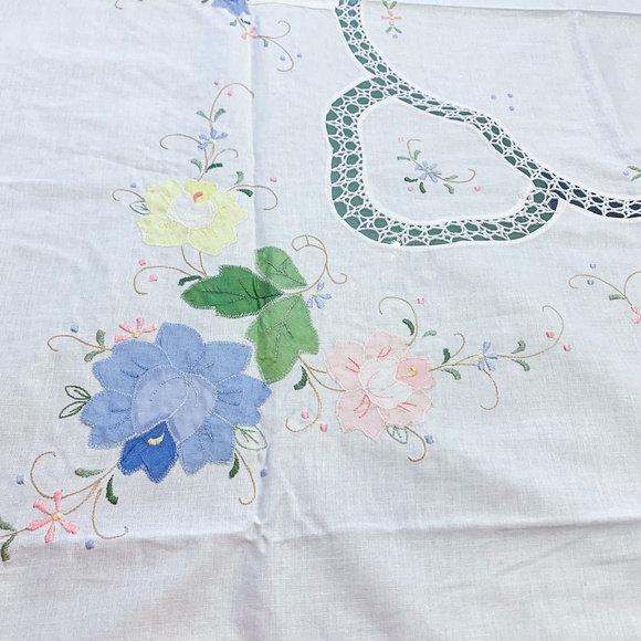 NEW Vintage Floral Embroidered Tablecloth + 8 Napkins - Picture 8 of 11